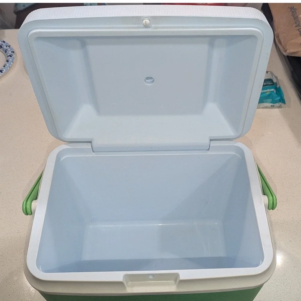 Vintage Rubbermaid‎ Personal Cooler Green Plastic Insulated Lunch Box Retro Neon
